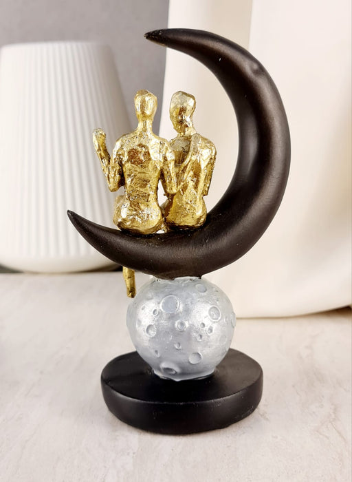 1 Piece Couples Sitting on Moon Statue, Home Decor Showpiece – Cute Couples Showpiece Design Statue for Decorative Room Enhancement
