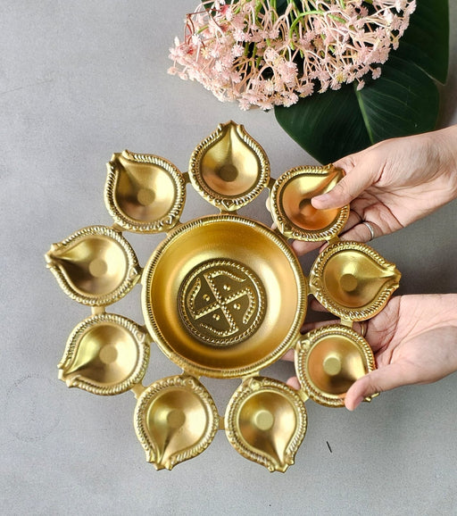 1 Pcs Decorative Round Gold Polish Decorative Urli Bowl Candle Holder for Home Decor,Mandir Decor,Diwali Decor, Floating Flowers,Candles Diya holder, Office,Table Decor, Entrance Decoration Item (Pack of 1) (Golden)